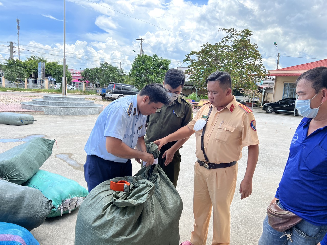 Hậu Giang: Phát hiện hơn 1 tấn hàng hóa không có nhãn mác, hóa đơn chứng từ