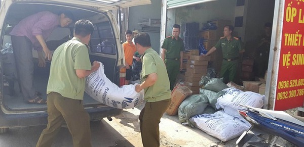 Bắt quả tang hơn 1 tấn nguyên liệu trà sữa 'bẩn' tại Hà Nội