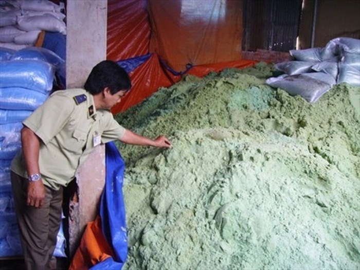 Phát hiện 15 mẫu thức ăn chăn nuôi giả