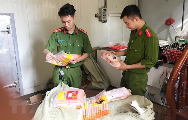 Cao Bằng: Tiêu hủy hơn 500 kg vịt đông lạnh và xúc xích không rõ nguồn gốc