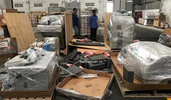 Bắt giữ lô máy xét nghiệm cấm nhập khẩu trị giá hàng chục tỷ đồng