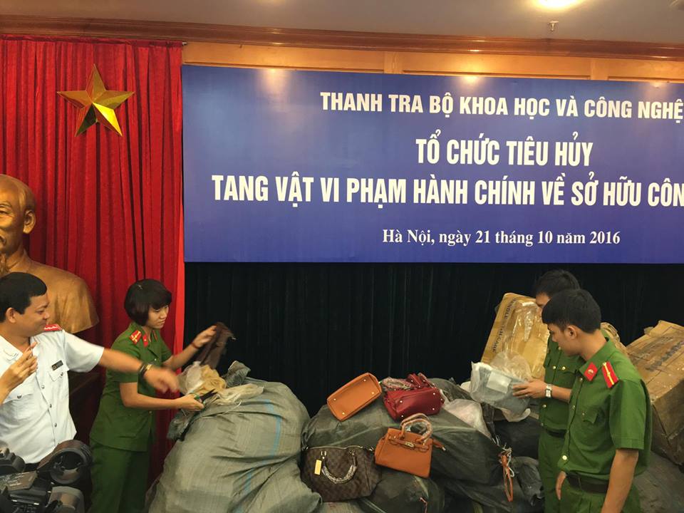 Tiêu huỷ 2349 sản phẩm hàng giả, hàng nhái 