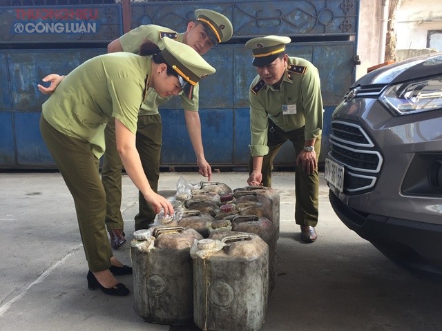 Nghệ An: Phát hiện 200 lít mật ong không rõ nguồn gốc xuất xứ