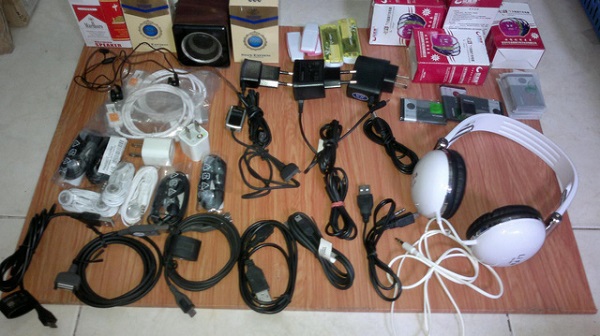 Thu giữ hàng nghìn phụ kiện điện thoại, pin máy tính không rõ nguồn gốc