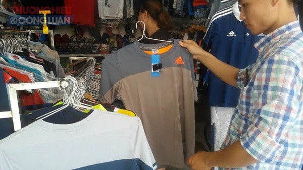 Hà Nội: La liệt hàng giả trên phố không 'hàng giả, hàng nhái'