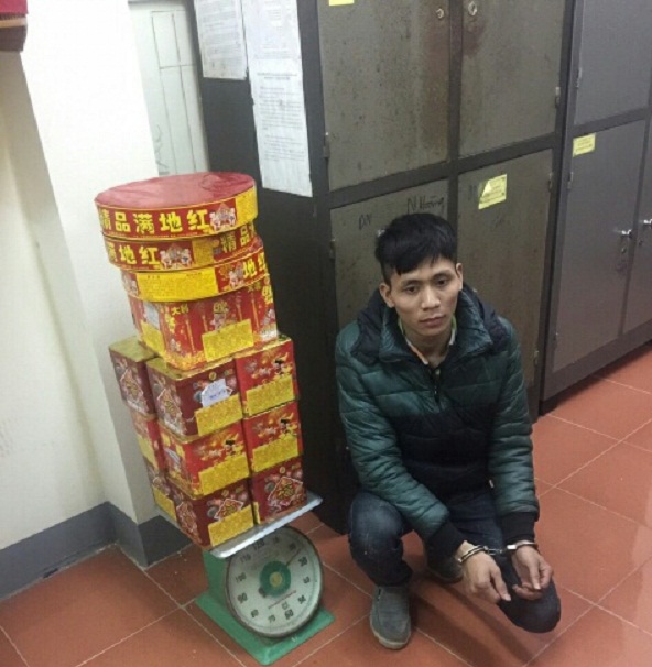 Lạng Sơn: Bắt đối tượng vận chuyển trái phép pháo nổ