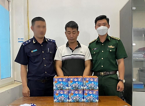 Nghệ An: Bắt giữ tài xế chở 6 hộp pháo hoa lậu qua biên giới