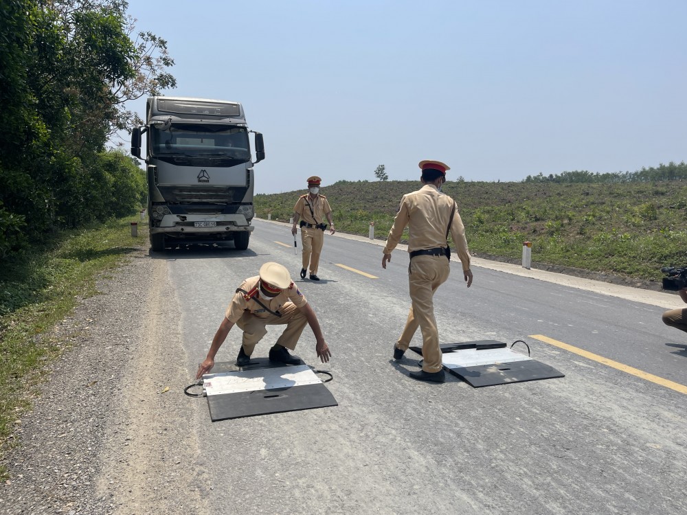 Quảng Bình: Xử lý 400 xe vi phạm quá khổ, quá tải