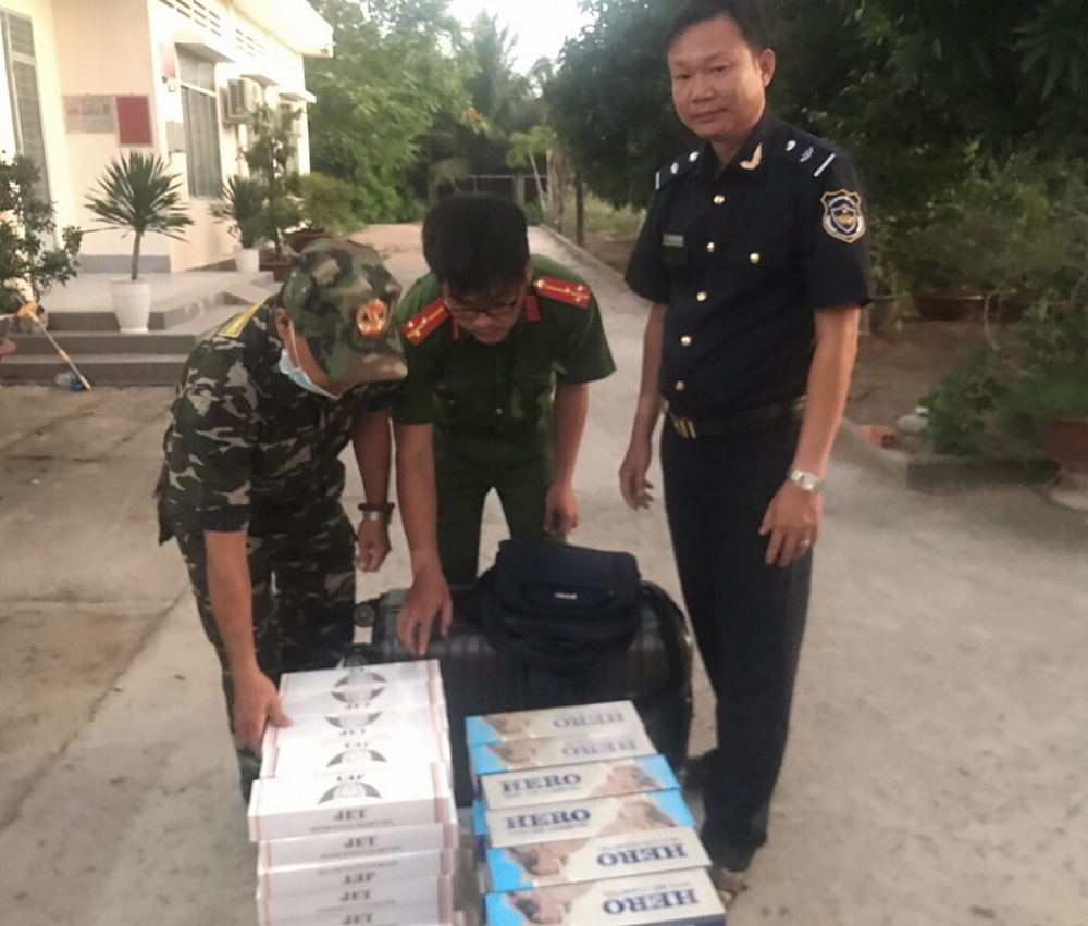 Đồng Tháp: Vận chuyển thuốc lá lậu bằng vali