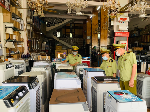 Hà Tĩnh: Hàng loạt cơ sở kinh doanh bị xử phạt vì vi phạm về nhãn mác