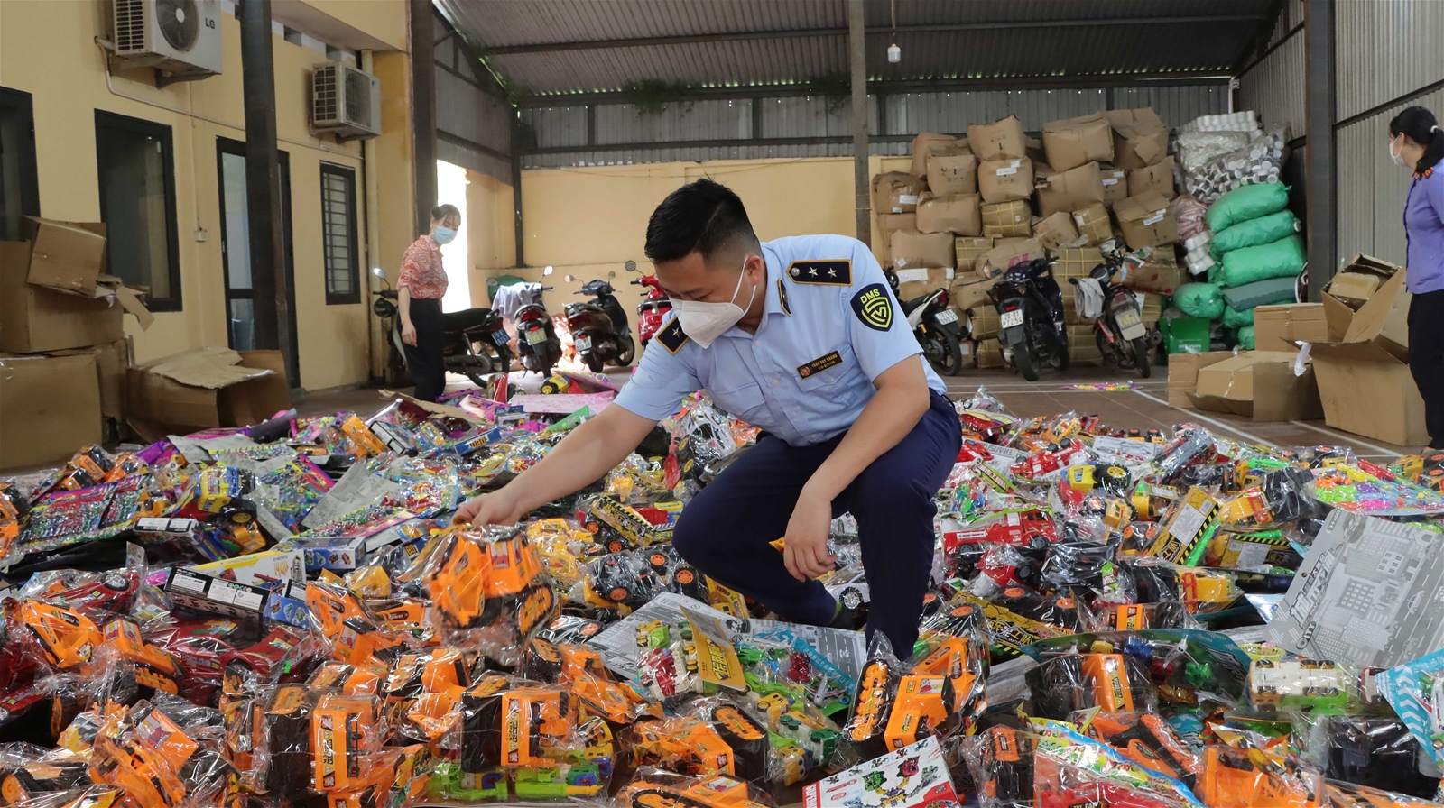 Thái Nguyên: Tiến hành tiêu hủy trên 2.200 đồ chơi trẻ em không rõ nguồn gốc xuất xứ