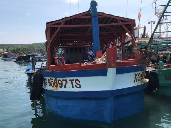 Phát hiện tàu vỏ gỗ vận chuyển hơn 100.000 lít dầu DO trái phép trên vùng biển Kiên Giang