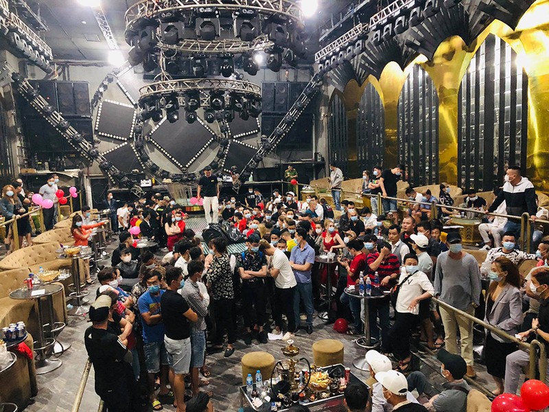 TP.HCM: Đột kích quán bar Enjoy, phát hiện 100 người dương tính với ma túy