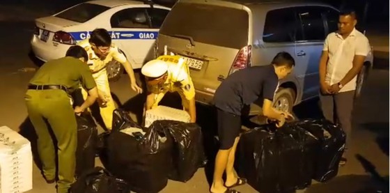 TP.HCM: Phát hiện hơn 5.000 gói thuốc lá nhập lậu trên cao tốc TPHCM - Trung Lương