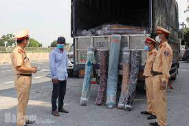 Phát hiện 3 tấn vải may mặc không rõ nguồn gốc