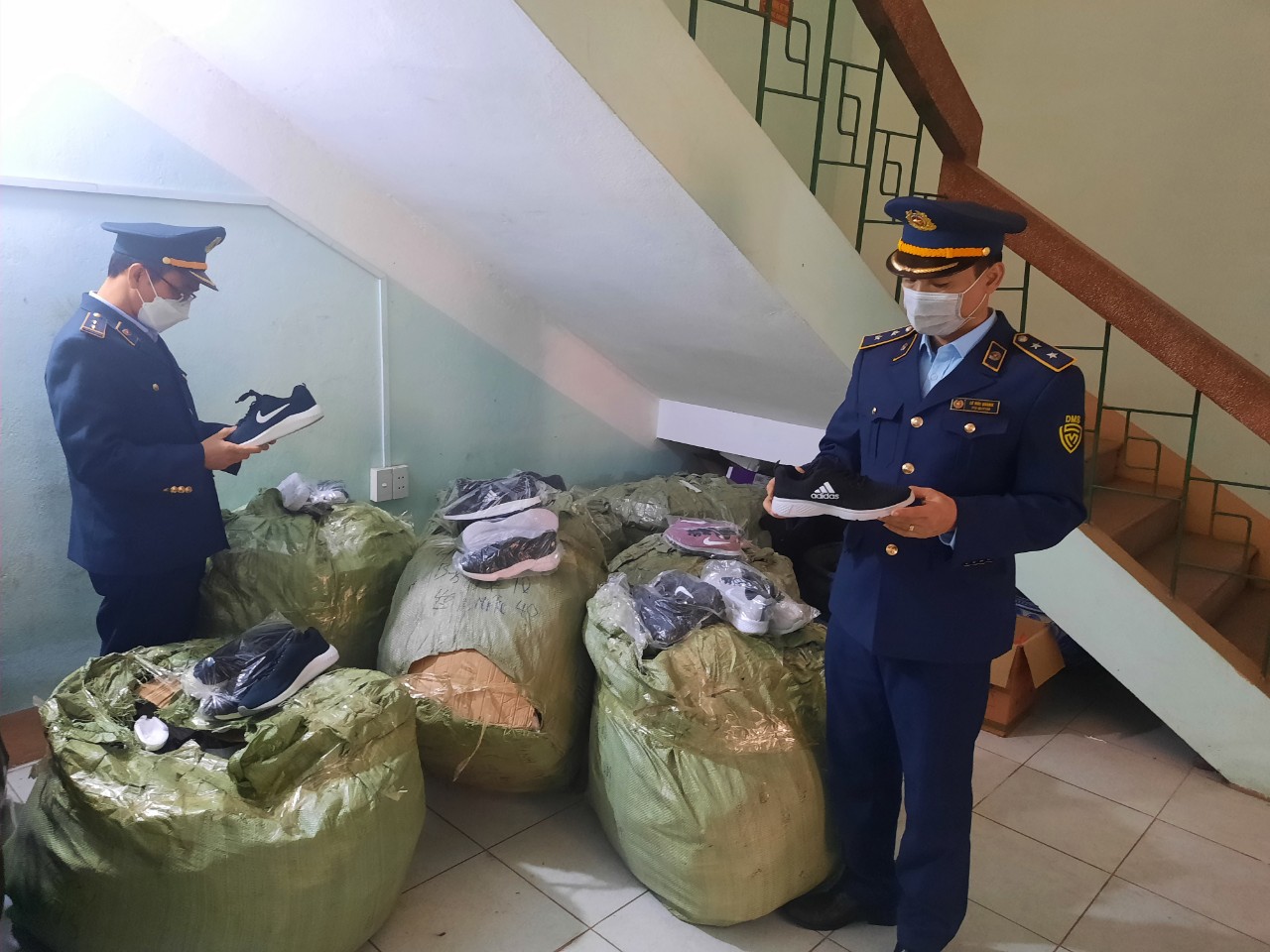 Lào Cai tạm giữ 345 đôi giày thể thao có dấu hiệu giả mạo nhãn hiệu Adidas và Nike