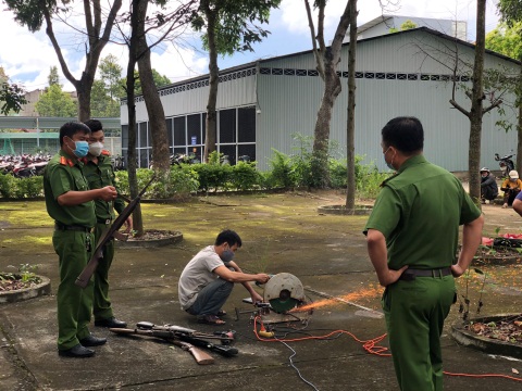 Công an thành phố Kon Tum tiêu hủy số lượng lớn vũ khí, công cụ hỗ trợ, vật liệu nổ, pháo