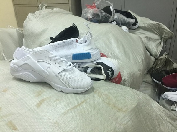 Thu giữ 1.500 đôi giày thể thao có dấu hiệu làm giả các nhãn hiệu nổi tiếng