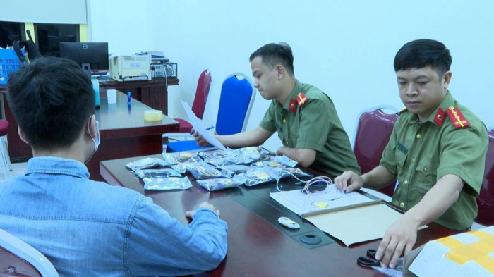 Hải Phòng: Bắt giữ đối tượng mua bán điện thoại siêu nhỏ phục vụ gian lận thi cử