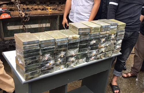 Giấu 198 bánh heroin trong máy xúc