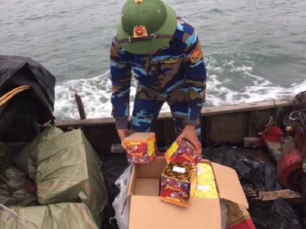 Quảng Ninh: Bắt giữ 200 kg pháo nổ được cất giấu trên bè gỗ