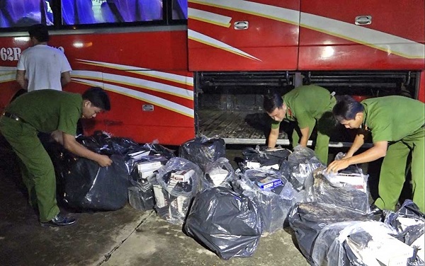 Thuốc lá lậu ồ ạt tuồn vào Việt Nam