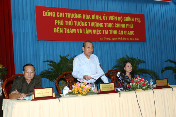 Phó Thủ tướng Thường trực thị sát công tác chống buôn lậu tại An Giang