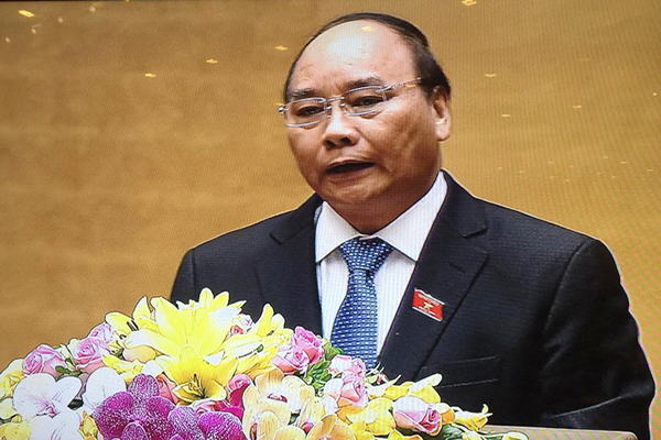 Thủ tướng Nguyễn Xuân Phúc trình bày Báo cáo tình hình kinh tế - xã hội năm 2016 và nhiệm vụ 2017