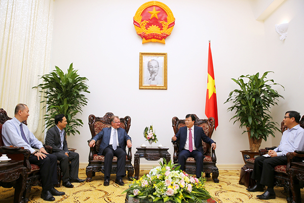 Phó Thủ tướng Trịnh Đình Dũng tiếp giáo sư John A.Quelch